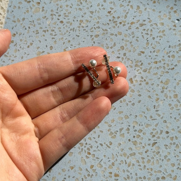 🚨4/$10🚨 NEW Silver Post 1990 Pearl and Rhinestone Drop Earrings - Picture 1 of 9